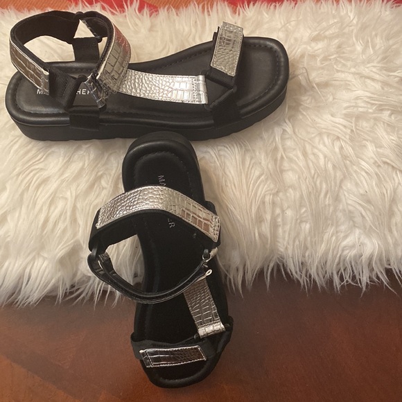 Comfy, stylish sandals❤️ - Picture 4 of 5